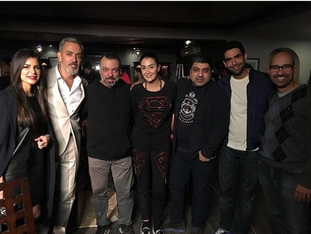 غادة عبد الرازق مع فريق عمل المسلسل