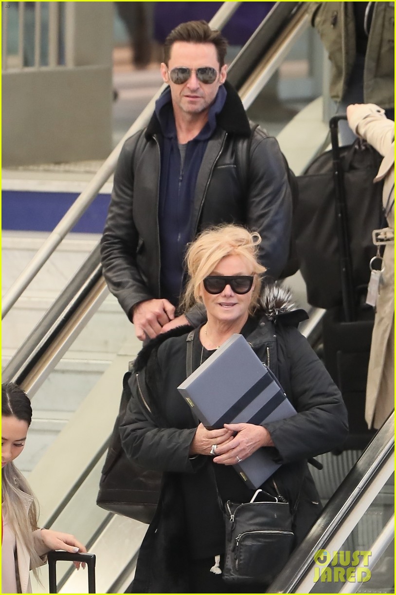 هيو وزوجته في مطار شارل دي جول