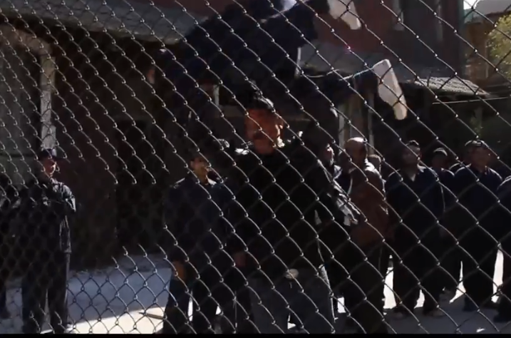 مشهد ضرب الضابط سليم الأنصاري لأحد السجناء