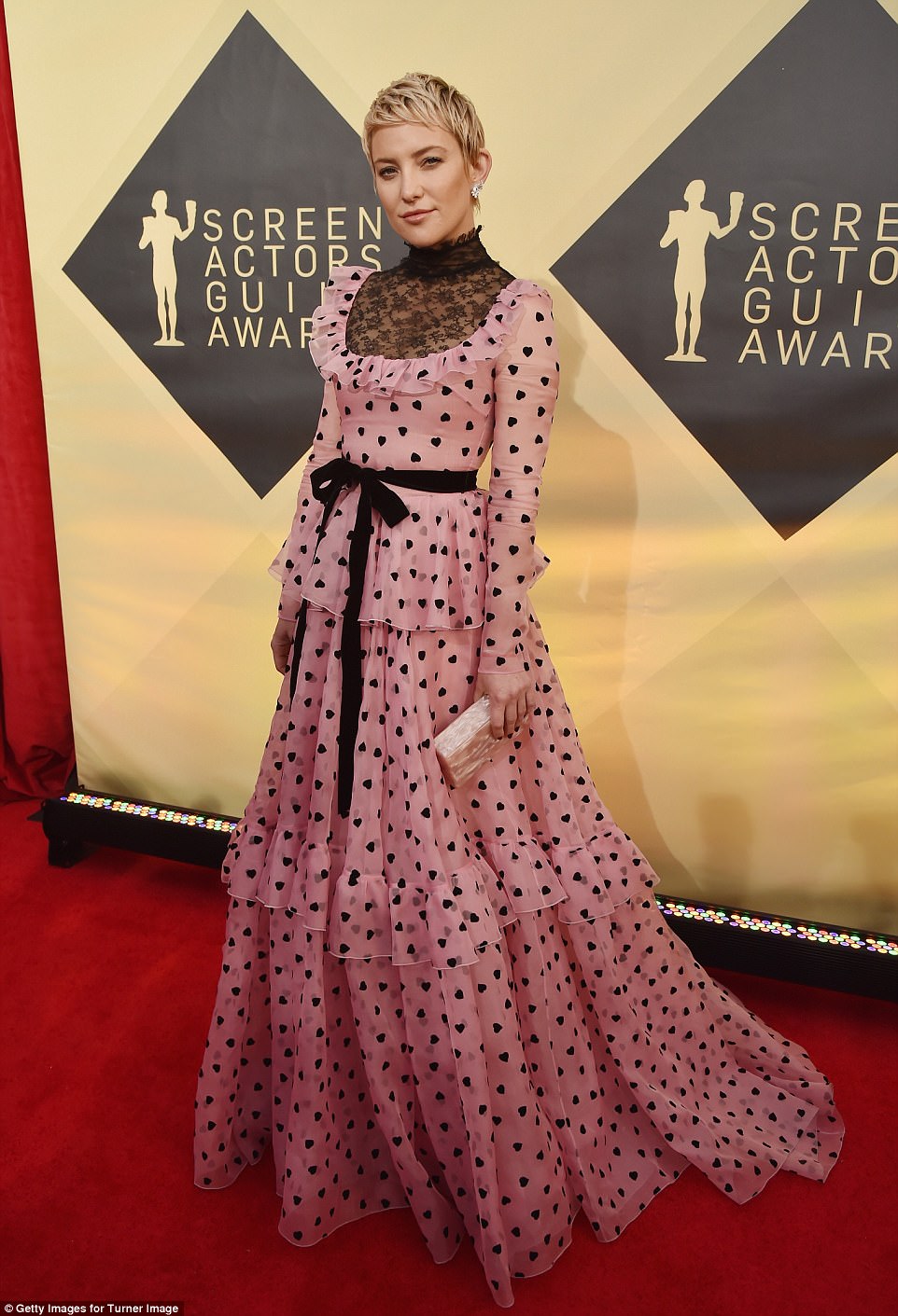 486D332A00000578-0-Topping_the_list_Kate_Hudson_s_bright_pink_gown_had_social_media-a-66_1516581730419