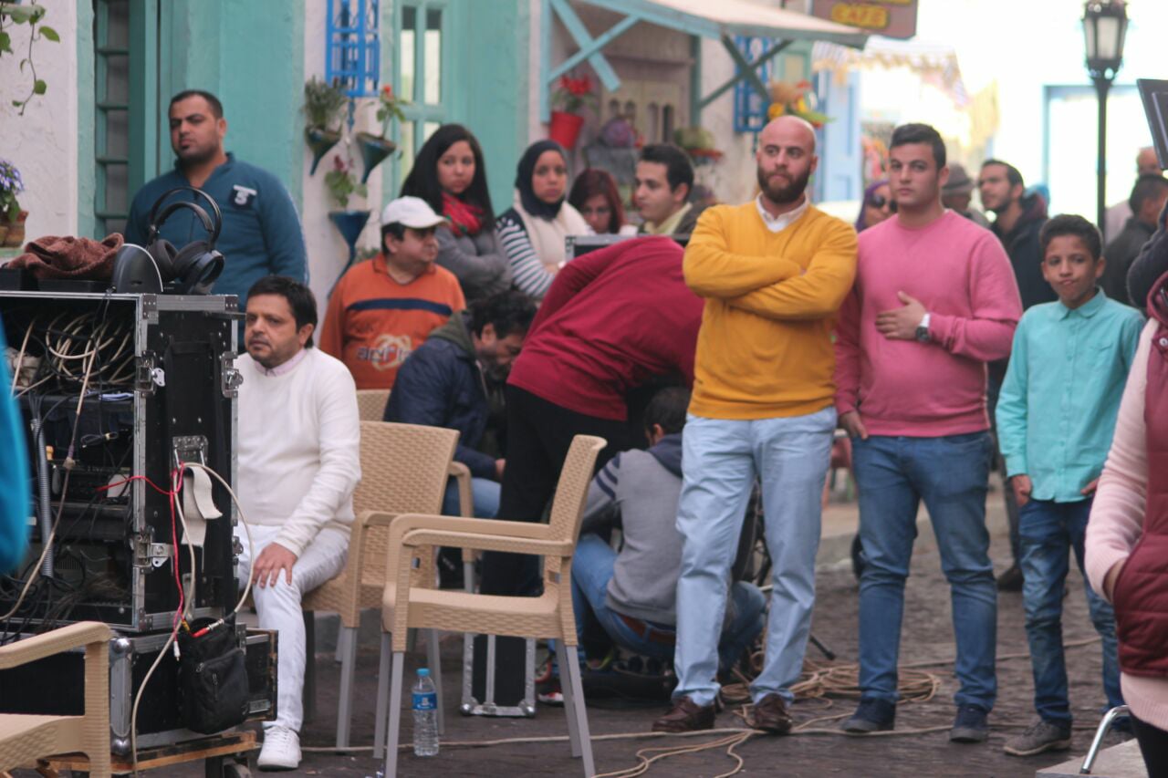 محمد هنيدي يتابع تصوير المشهد علي المونتير في كواليس مسلسل ارض النفاق