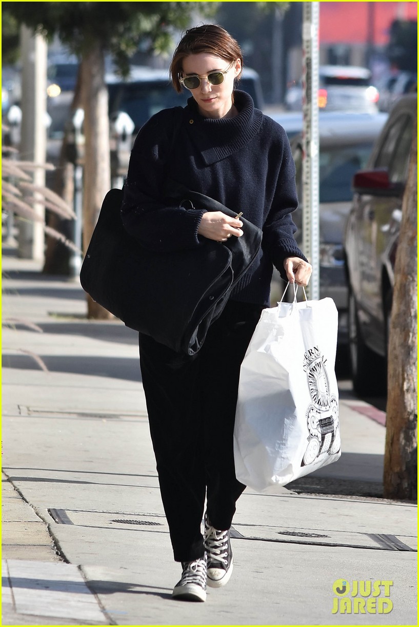 rooney-mara-keeps-a-low-profile-while-shopping-for-fabric-03