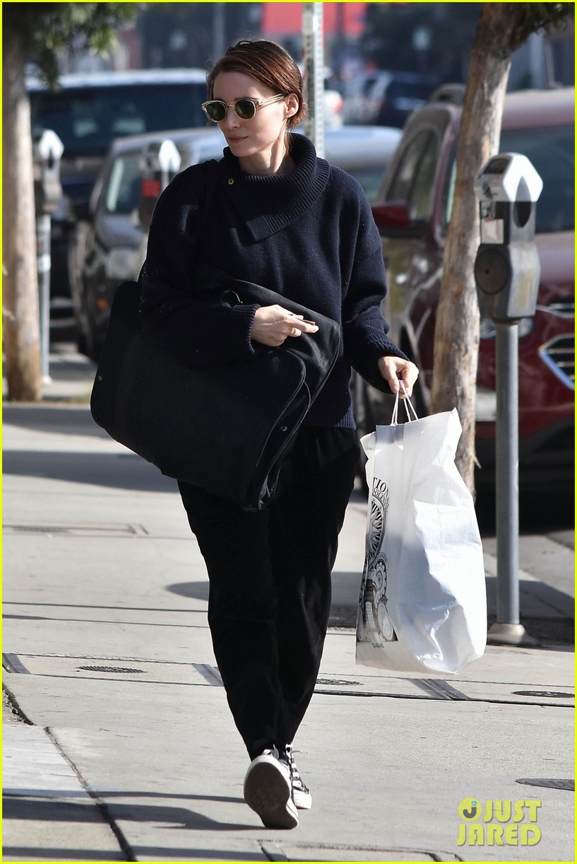 rooney-mara-keeps-a-low-profile-while-shopping-for-fabric-01