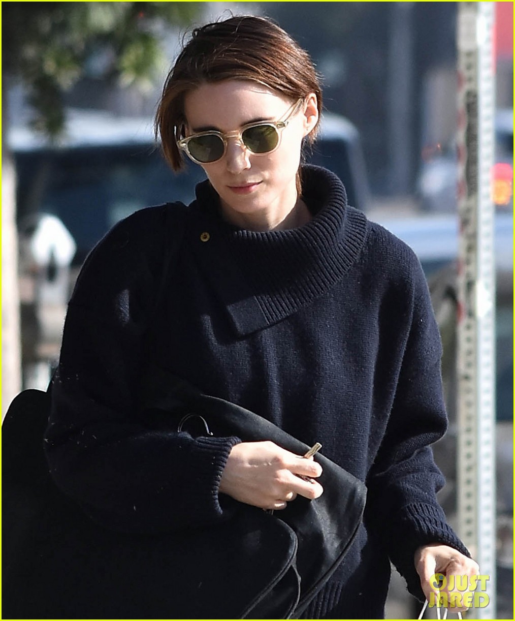 rooney-mara-keeps-a-low-profile-while-shopping-for-fabric-02