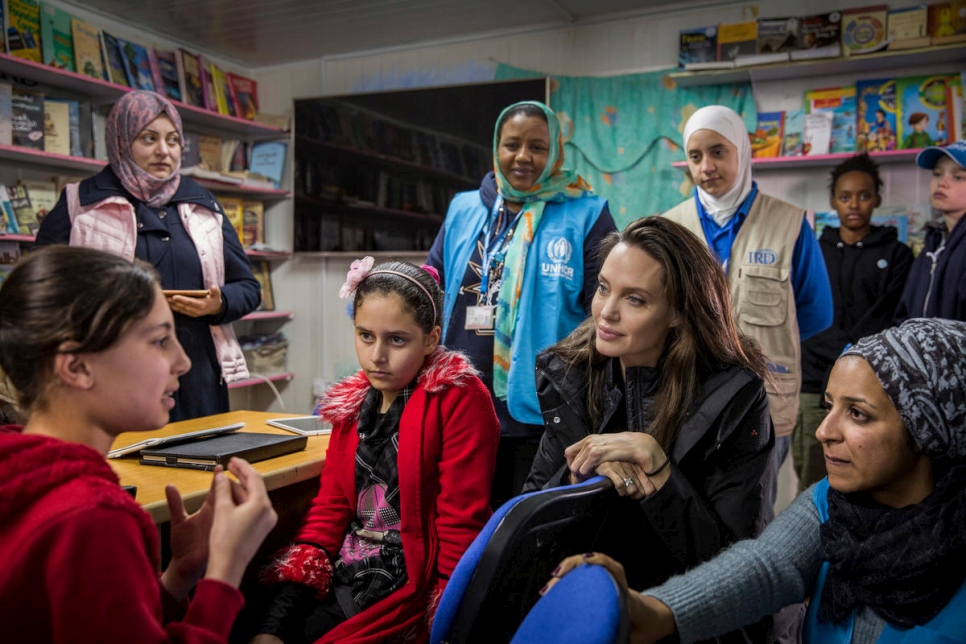 أنجيلينا جولي مع اللاجئين