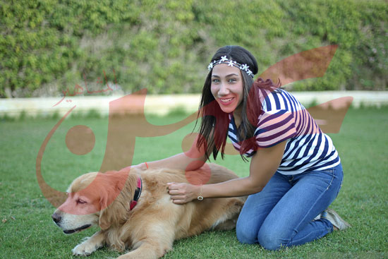 236649-فريدة-عثمان-تلعب-مع-الكلب