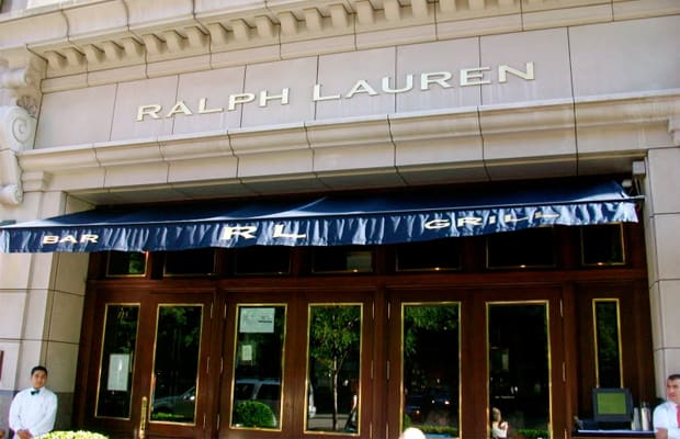 افتتح رالف لورون مطعمه  في شيكاجو في عام 1999