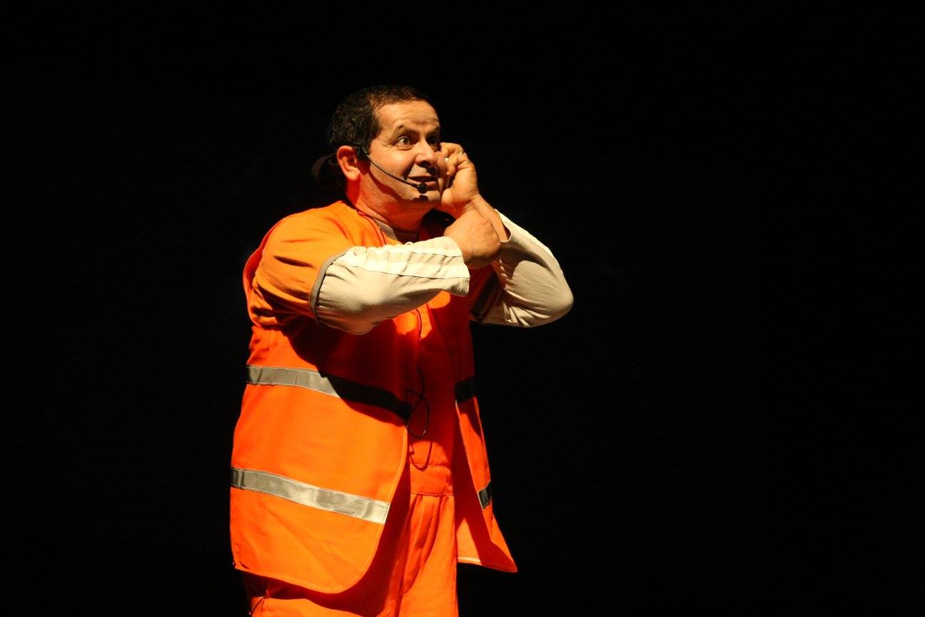اكرام عزوز في احد اعماله المسرحية