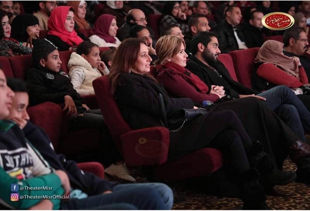 حلا وهنا واحمد فلوكس فى عرض مسرح مصر