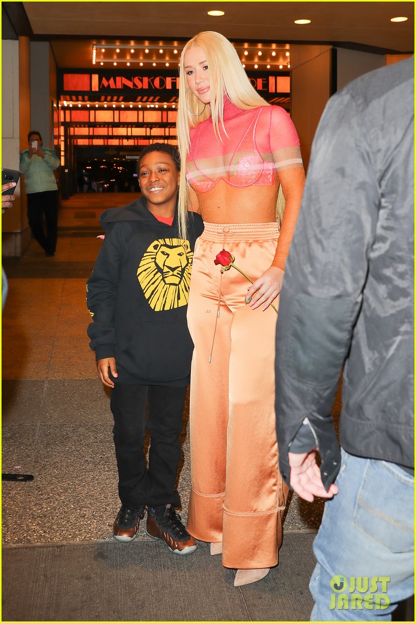 iggy-azalea-receives-rose-from-young-fan-on-valentines-day-05
