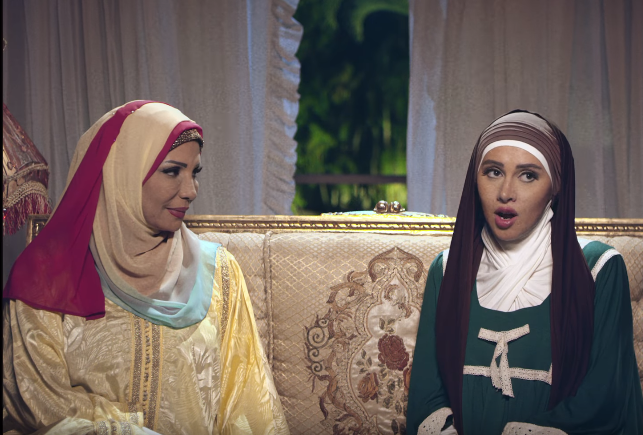 ياسمين رئيس بالحجاب في مشهد من فيلم بلاش تبوسني
