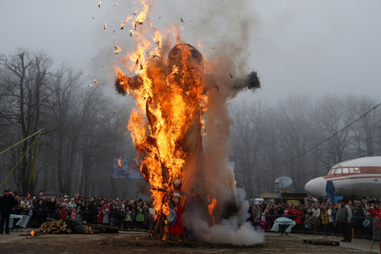 48323-حرق-جسم-من-القش-خلال-احتفالات-روسيا-باستقبال-الربيع