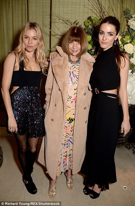 495D412000000578-5407243-Picture_perfect_Anna_Wintour_her_daughter_Bee_Shaffer_and_Sienna-a-19_1519008897954