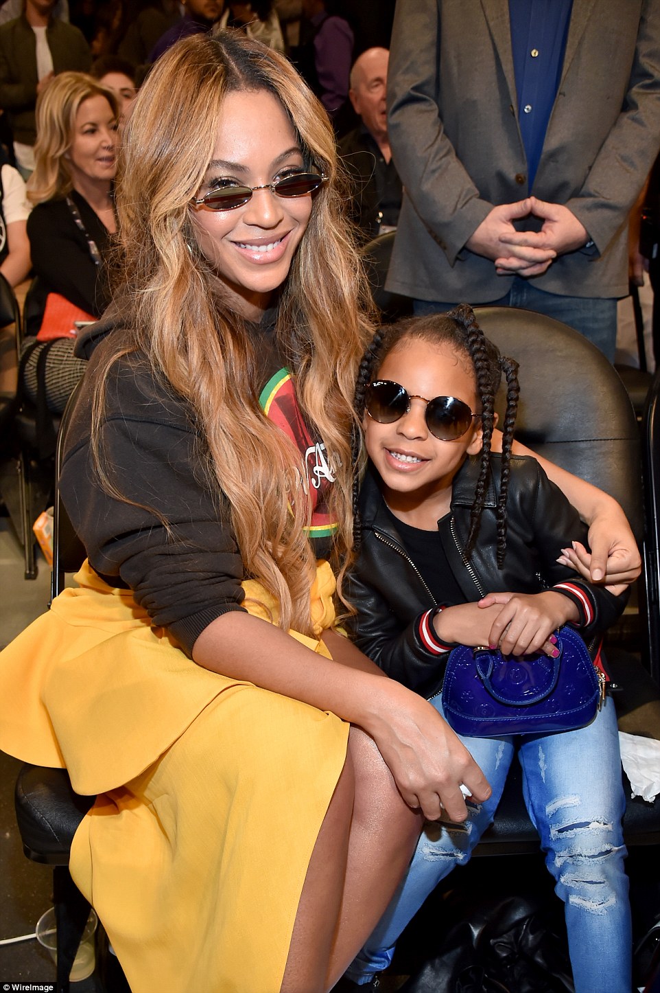 495DCC5600000578-5407507-Mother_and_daughter_Beyonc_wrapped_an_arm_around_daughter_Blue_I-a-79_1519025977367