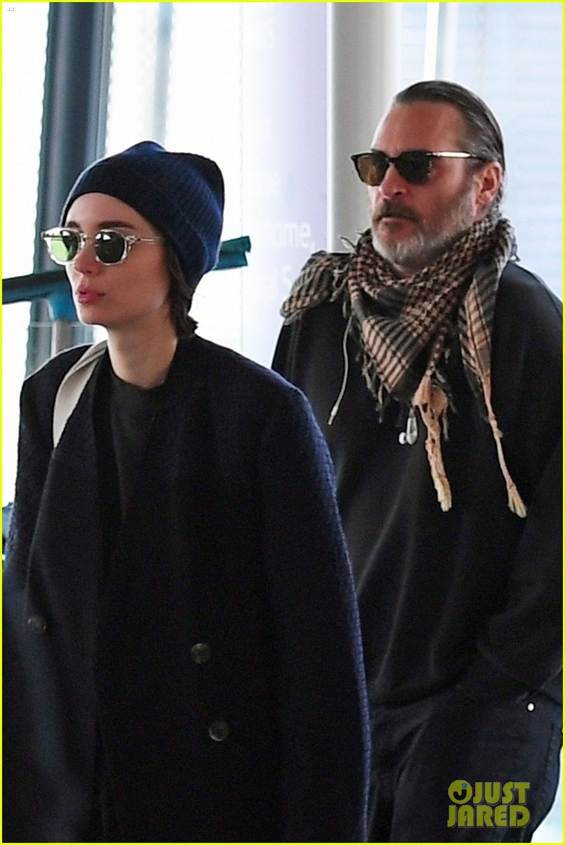 rooney-mara-joaquin-phoenix-jet-out-of-london-together-04