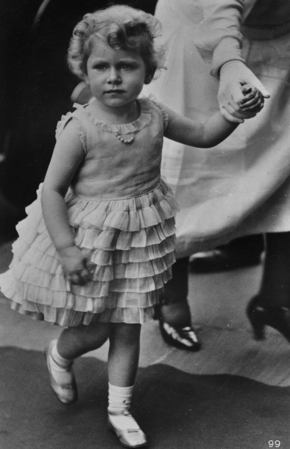 1460392887-queen-elizabeth-ii-1930-dress-child-young