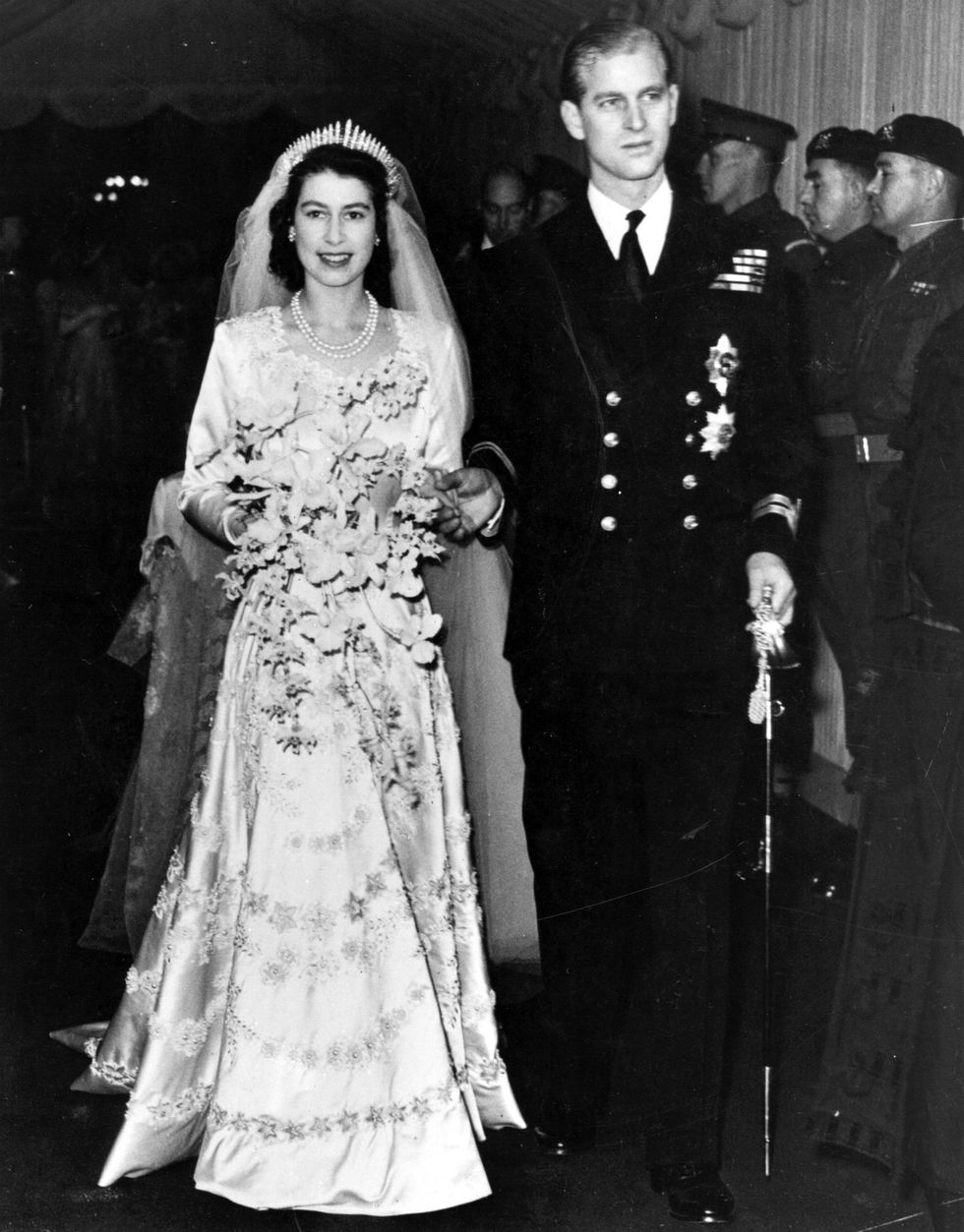 1460392919-queen-elizabeth-ii-1947-wedding-dress