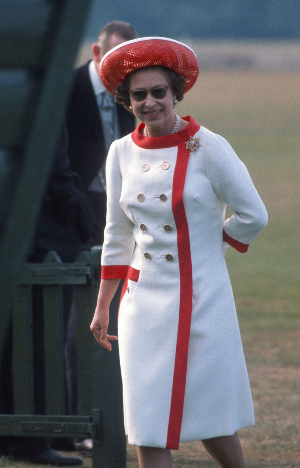 1460393071-queen-elizabeth-ii-1976-red-and-white