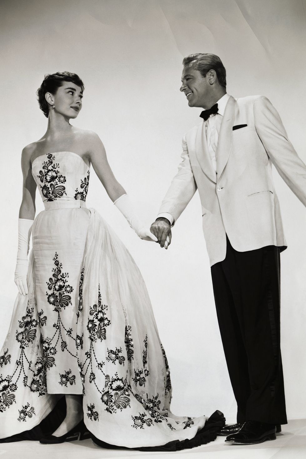 عام 1954 ترتردي هيبورن فستان جمع اللونين الابيض و الاسود من تصميم جيفنشي بفيلم Sabrina