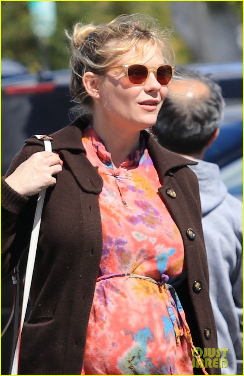 pregnant-kirsten-dunst-kicks-off-her-weekend-at-the-grocery-store-02