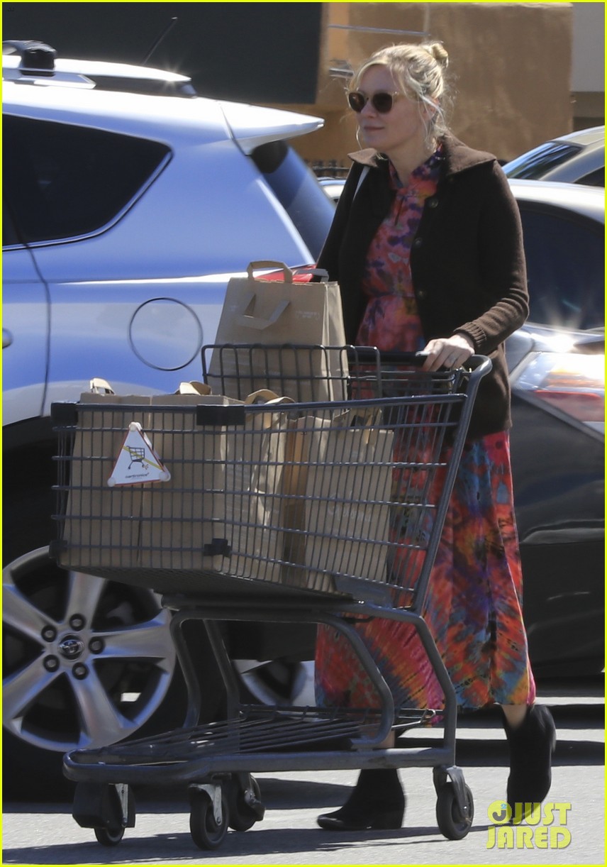 pregnant-kirsten-dunst-kicks-off-her-weekend-at-the-grocery-store-18