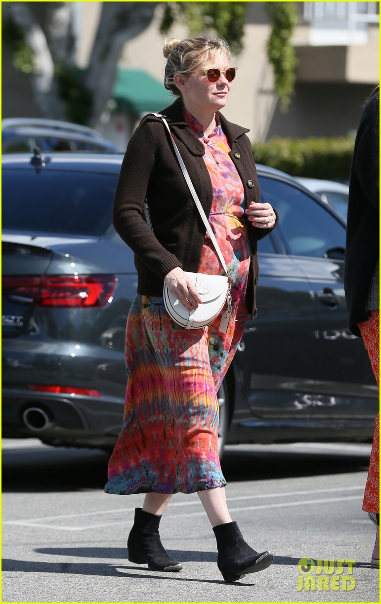 pregnant-kirsten-dunst-kicks-off-her-weekend-at-the-grocery-store-01