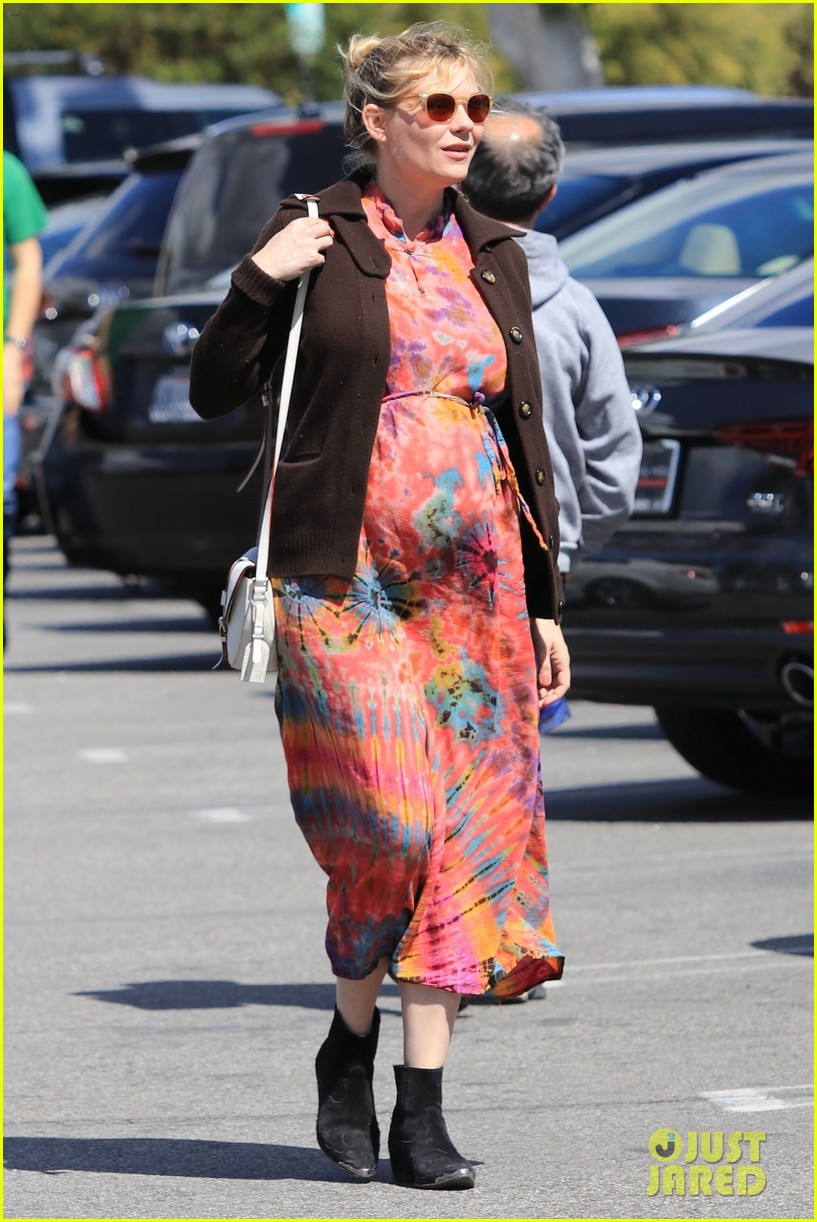 pregnant-kirsten-dunst-kicks-off-her-weekend-at-the-grocery-store-05