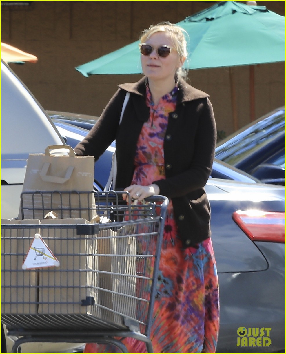 pregnant-kirsten-dunst-kicks-off-her-weekend-at-the-grocery-store-03
