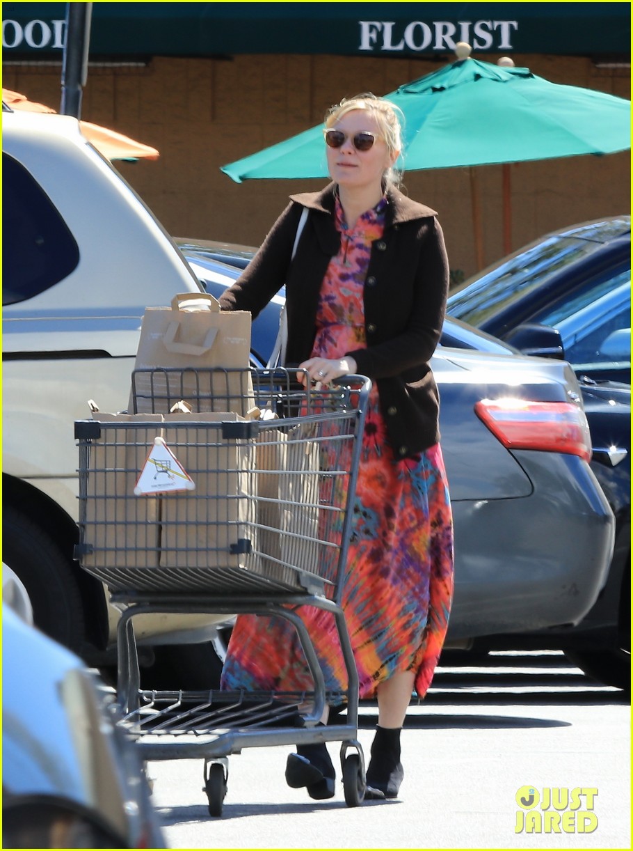 pregnant-kirsten-dunst-kicks-off-her-weekend-at-the-grocery-store-17