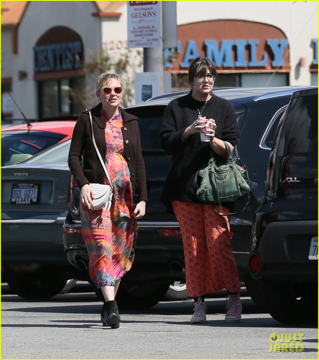 pregnant-kirsten-dunst-kicks-off-her-weekend-at-the-grocery-store-09