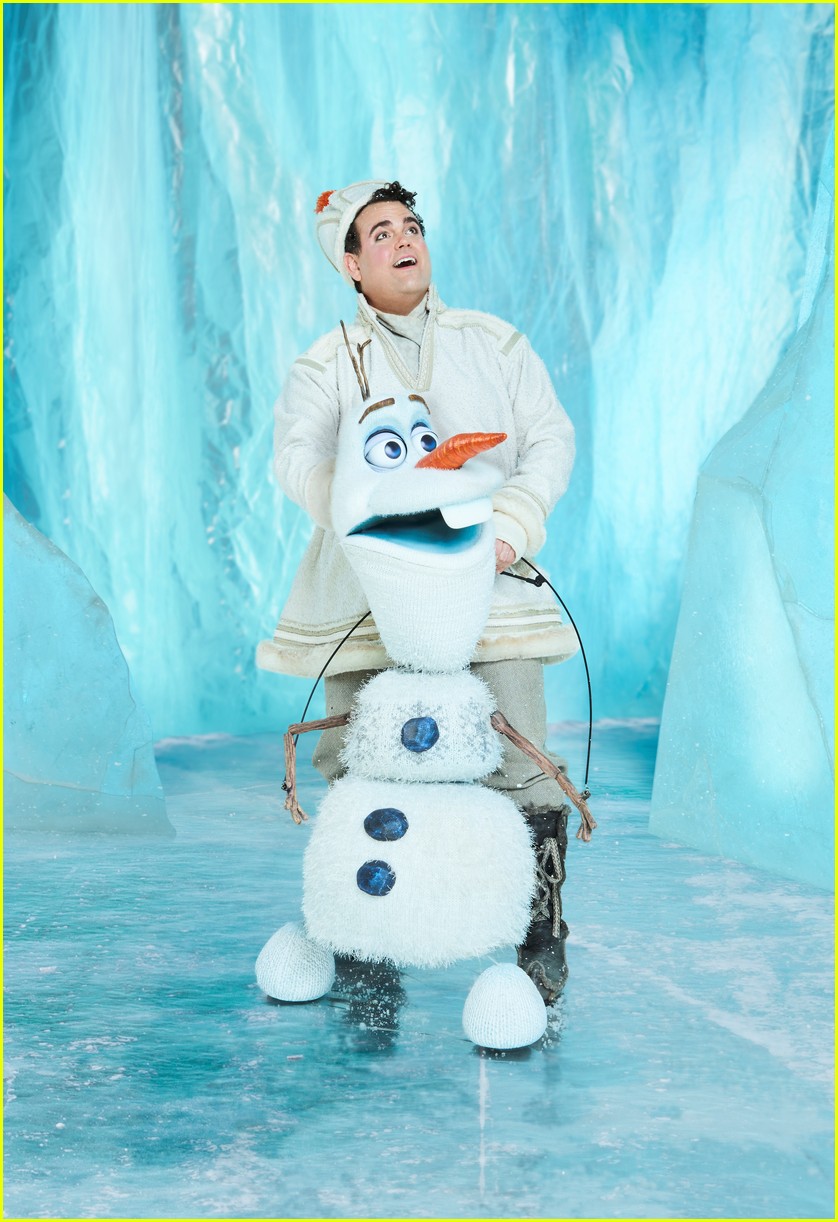 broadways-frozen-cast-pose-for-portraits-in-costume-02