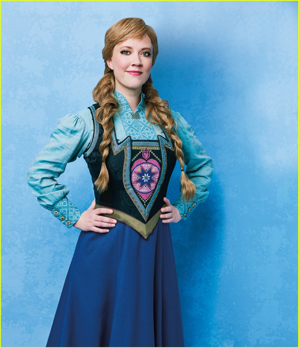 broadways-frozen-cast-pose-for-portraits-in-costume-05