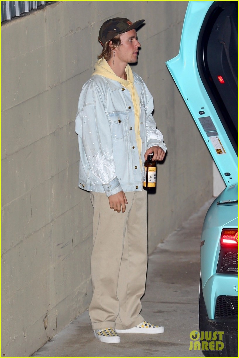 justin-bieber-stops-by-his-weekly-church-service-02