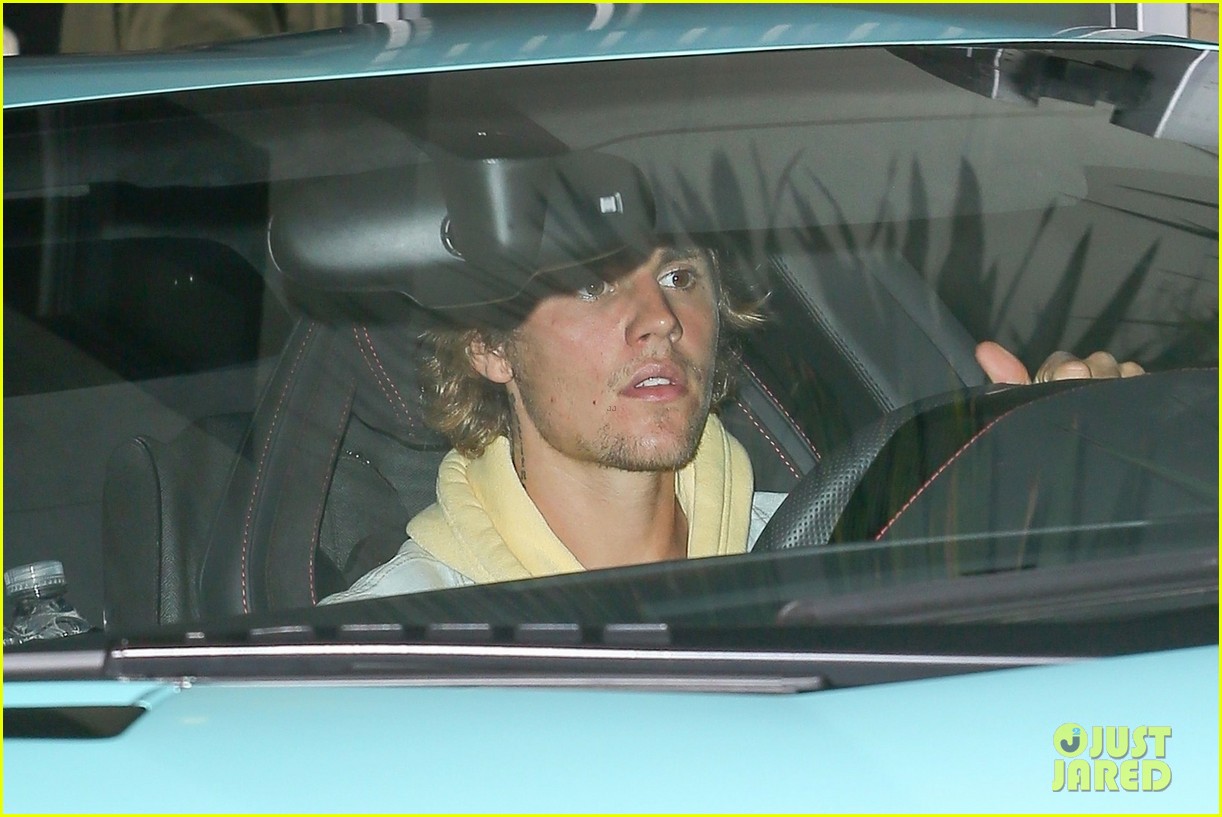 justin-bieber-stops-by-his-weekly-church-service-03