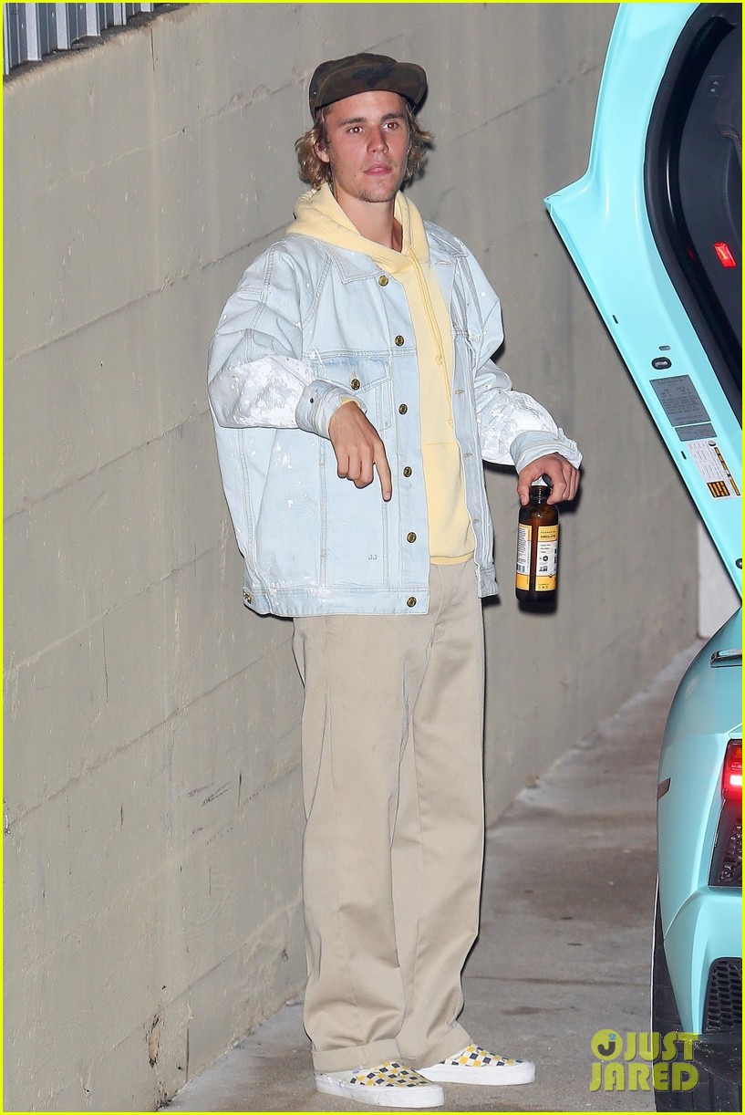 justin-bieber-stops-by-his-weekly-church-service-04