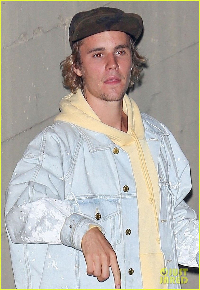 justin-bieber-stops-by-his-weekly-church-service-01