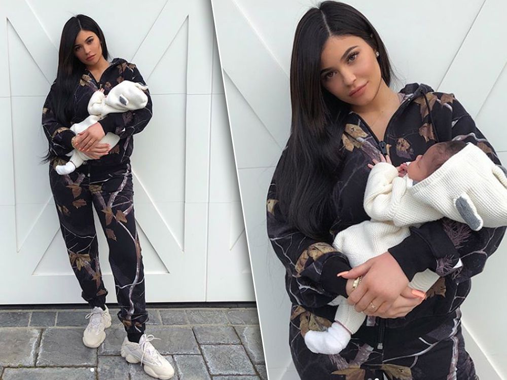 kylie-jenner-baby-stormi-face-ring-one-month-birthday-after
