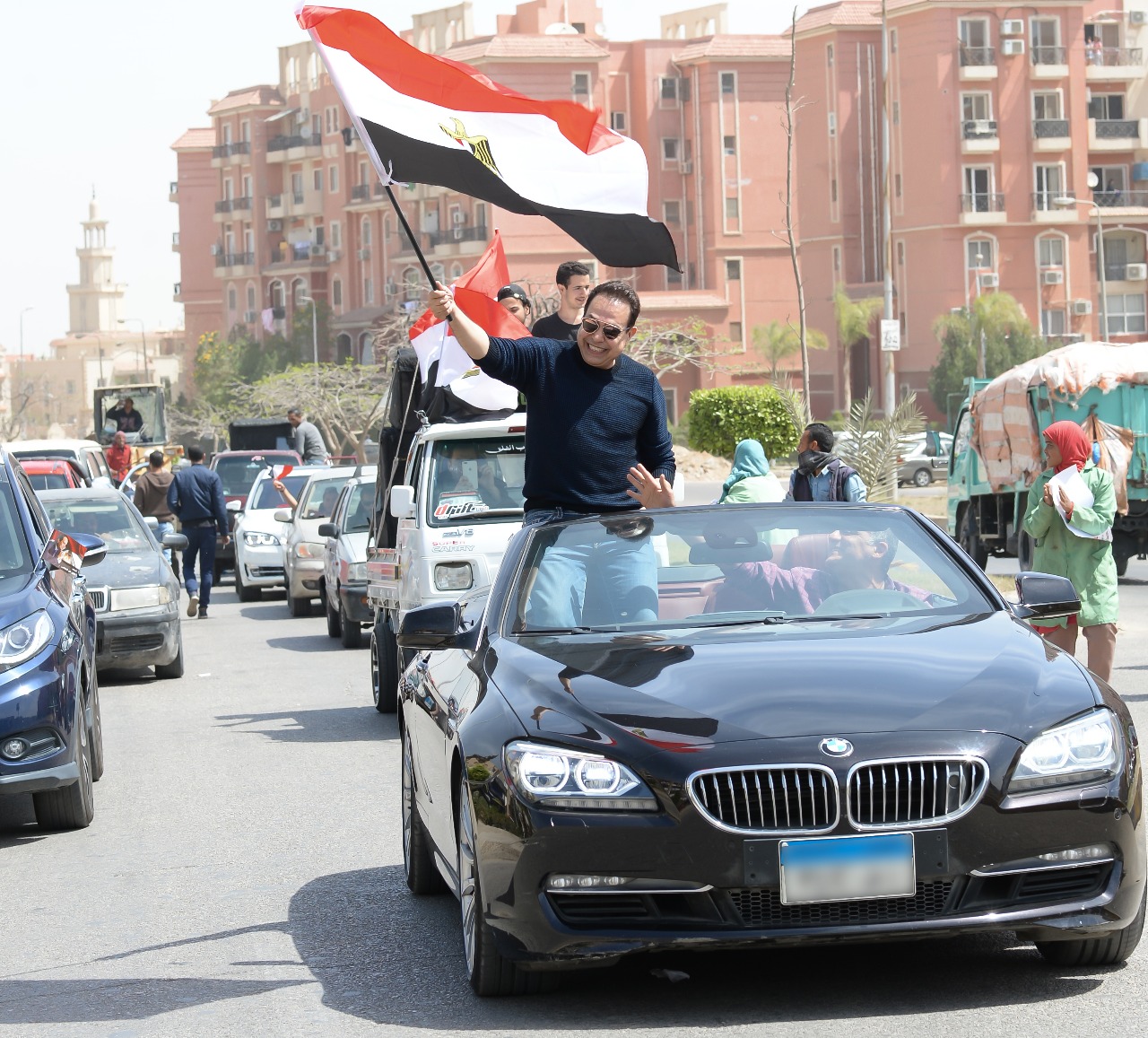 حكيم يحتفل مع الجمهور بعد ادلائه بصورته فى الانتخابات الرئاسية