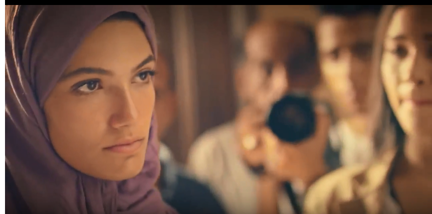 تارا عماد بالحجاب في فيلم الخروج عن النص