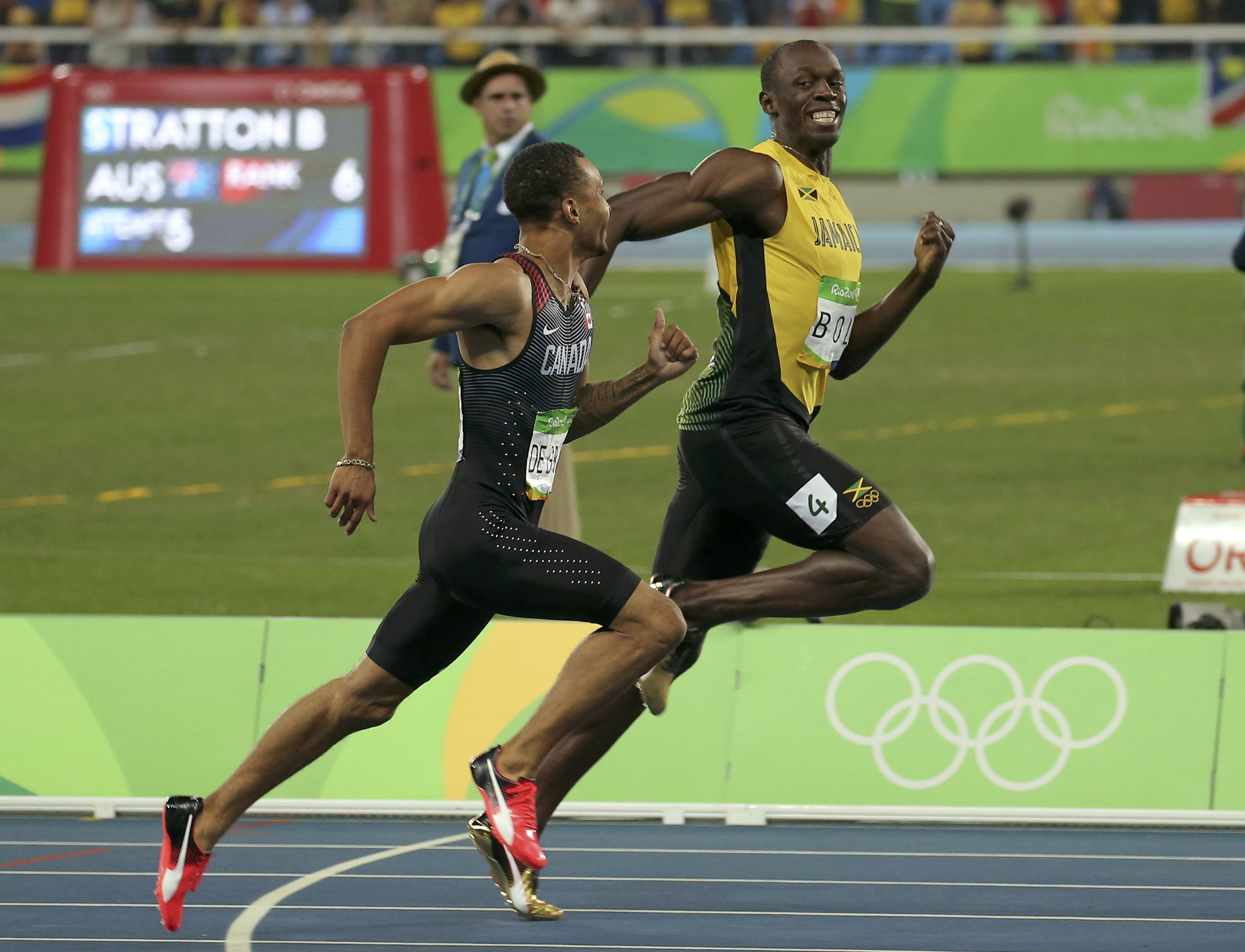Бегун на дерби. Усейн болт бег. Бегун Усейн болт. Usain Bolt 2008. Усейн болт финиш.