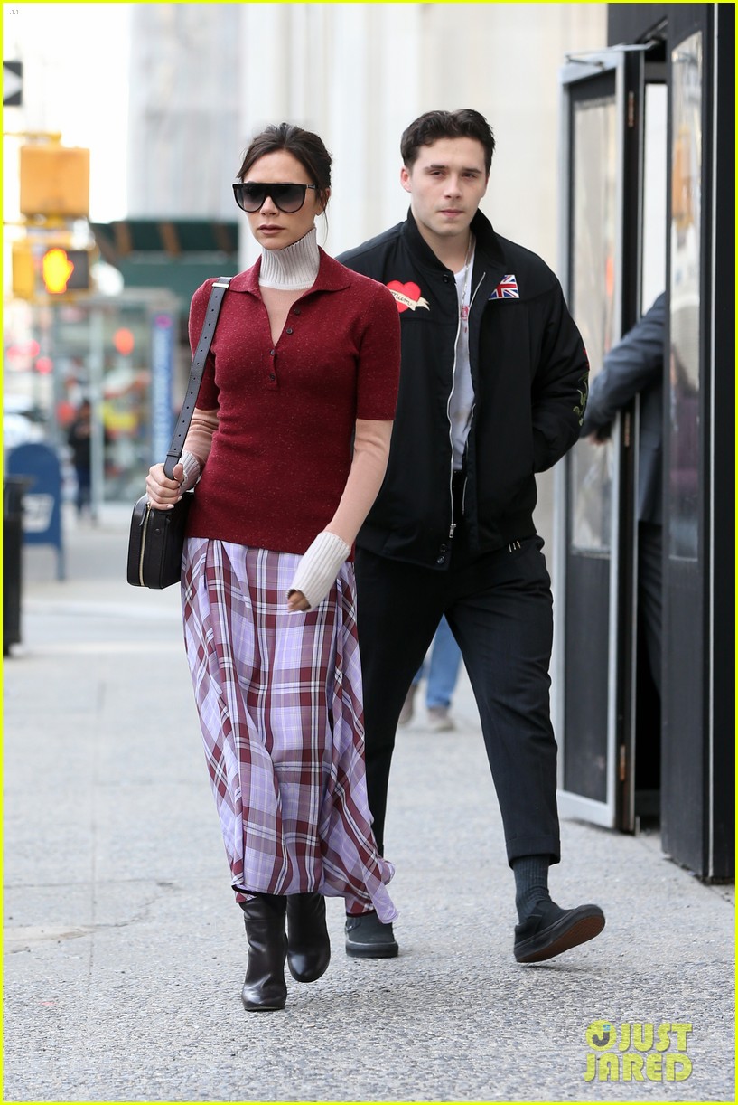 brooklyn-beckham-flashes-a-grin-at-breakfast-with-mom-victoria-01