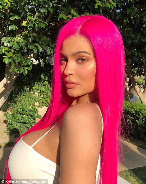 4B2270D900000578-5614673-Pretty_in_pink_Kylie_Jenner_showed_off_her_neon_pink_festival_ha-m-71_1523694665157