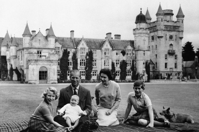 الملكة اليزابيث مع ابنائها