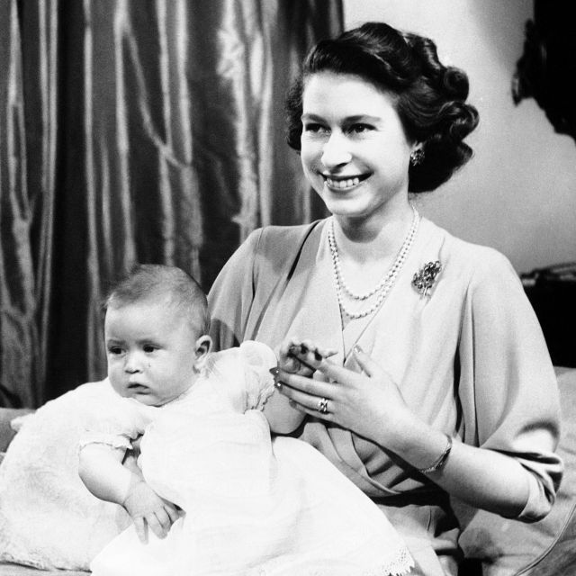 الملكة اليزابيث وابنتها آن