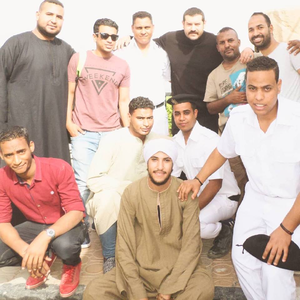 عمرو يوسف مع نجوم فرقة البرالغربي المسرحية الحرة بالأقصر