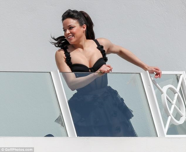 4C3A785D00000578-5727637-What_a_joker_Michelle_larked_around_on_the_balcony_joined_by_two-a-53_1526314164390