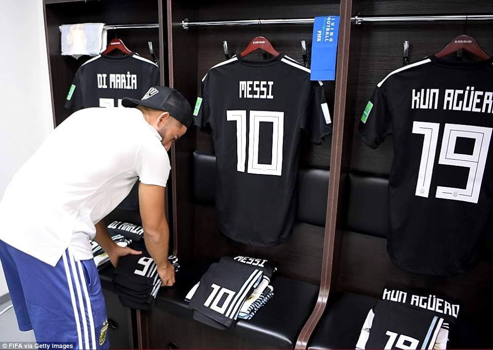 طقوس اللاعبين فى غرف ملابس كأس العالم.. تأبين مولر.. مذبح الأرجنتين طقوس اللاعبين فى غرف ملابس كأس العالم.. تأبين مولر.. مذبح الأرجنتين
