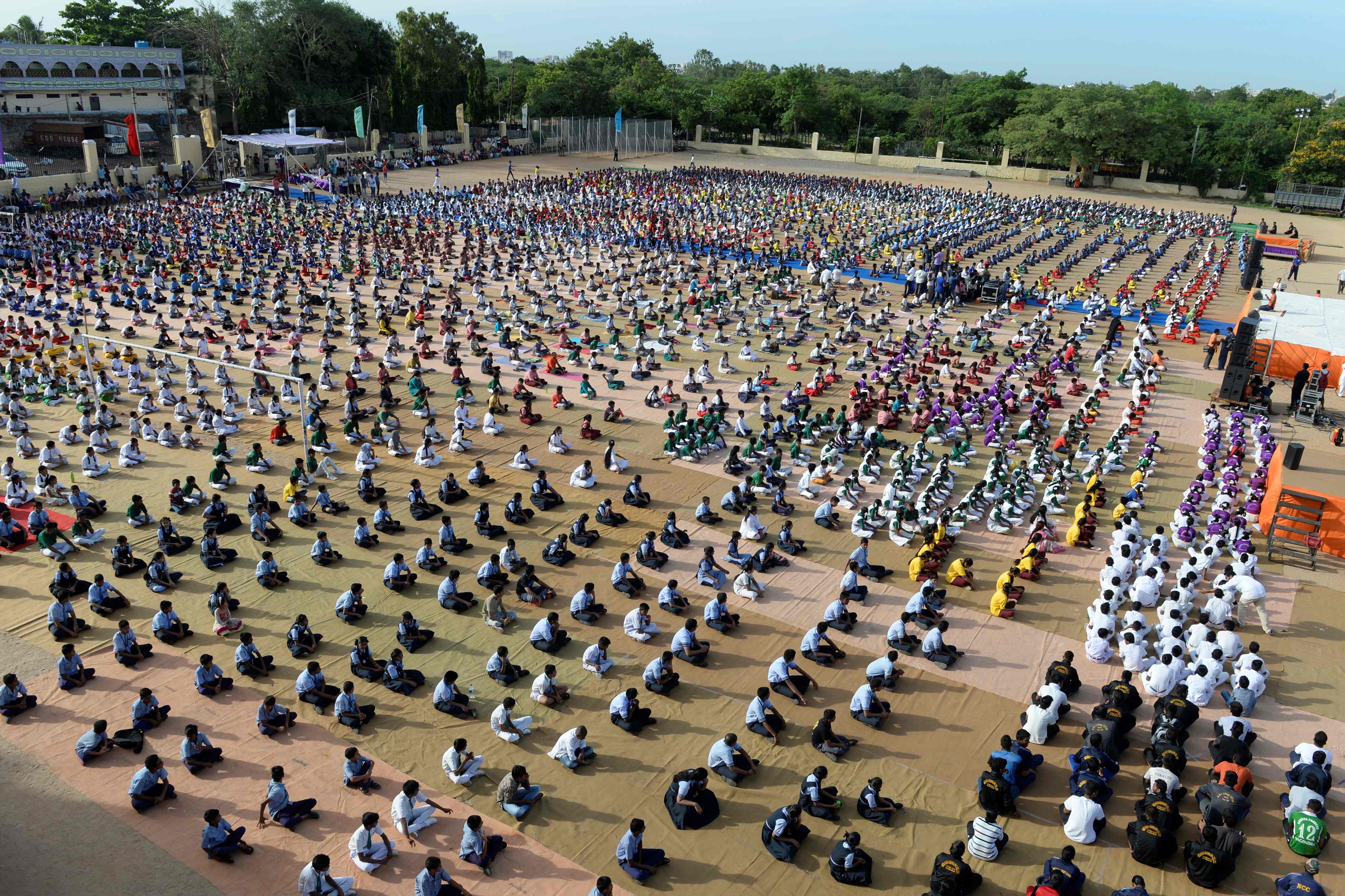 3-المئات يمارسون اليوجا فى الساحات بالهند