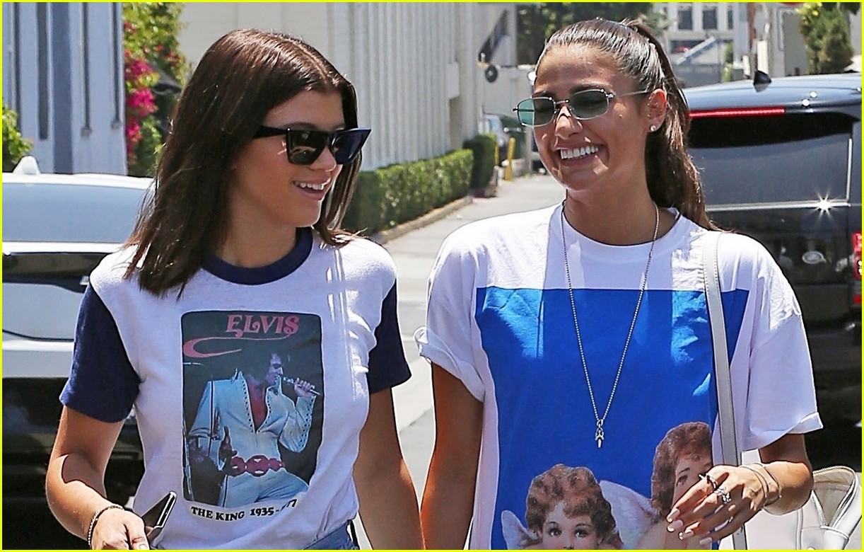 sofia-richie-grabs-lunch-with-gal-pal-03