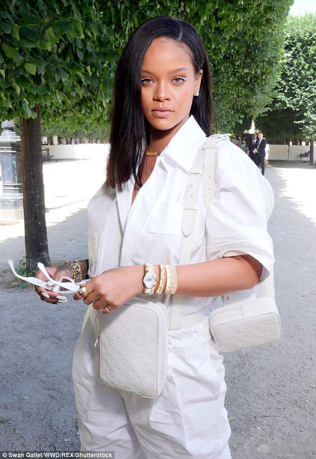 4D7C841800000578-5870255-Keeping_to_her_usual_glamorous_beauty_look_the_Fenty_Beauty_crea-a-23_1529590750475